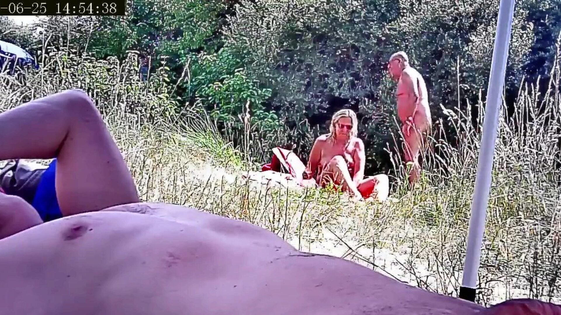 andy30ac clignotant ma raide à un couple d'âge mûr au lac des vêtements de la nature