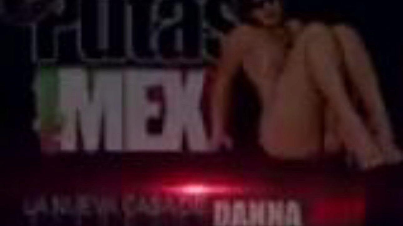 danna hot sucer et demande à ses amis de lui donner à manger son sperme