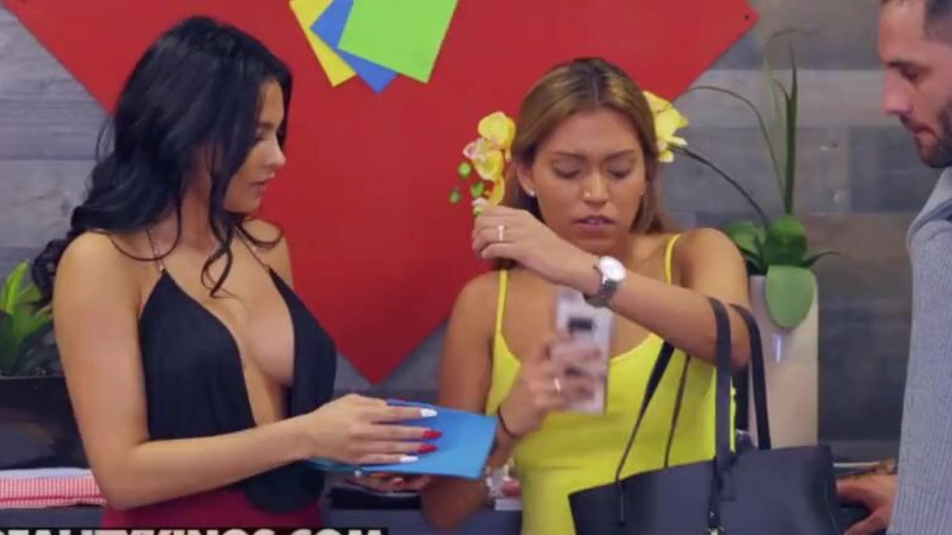 sexe sournois, serena santos, fille lalin aux gros seins, fait tricher les étalons - Reality Kings