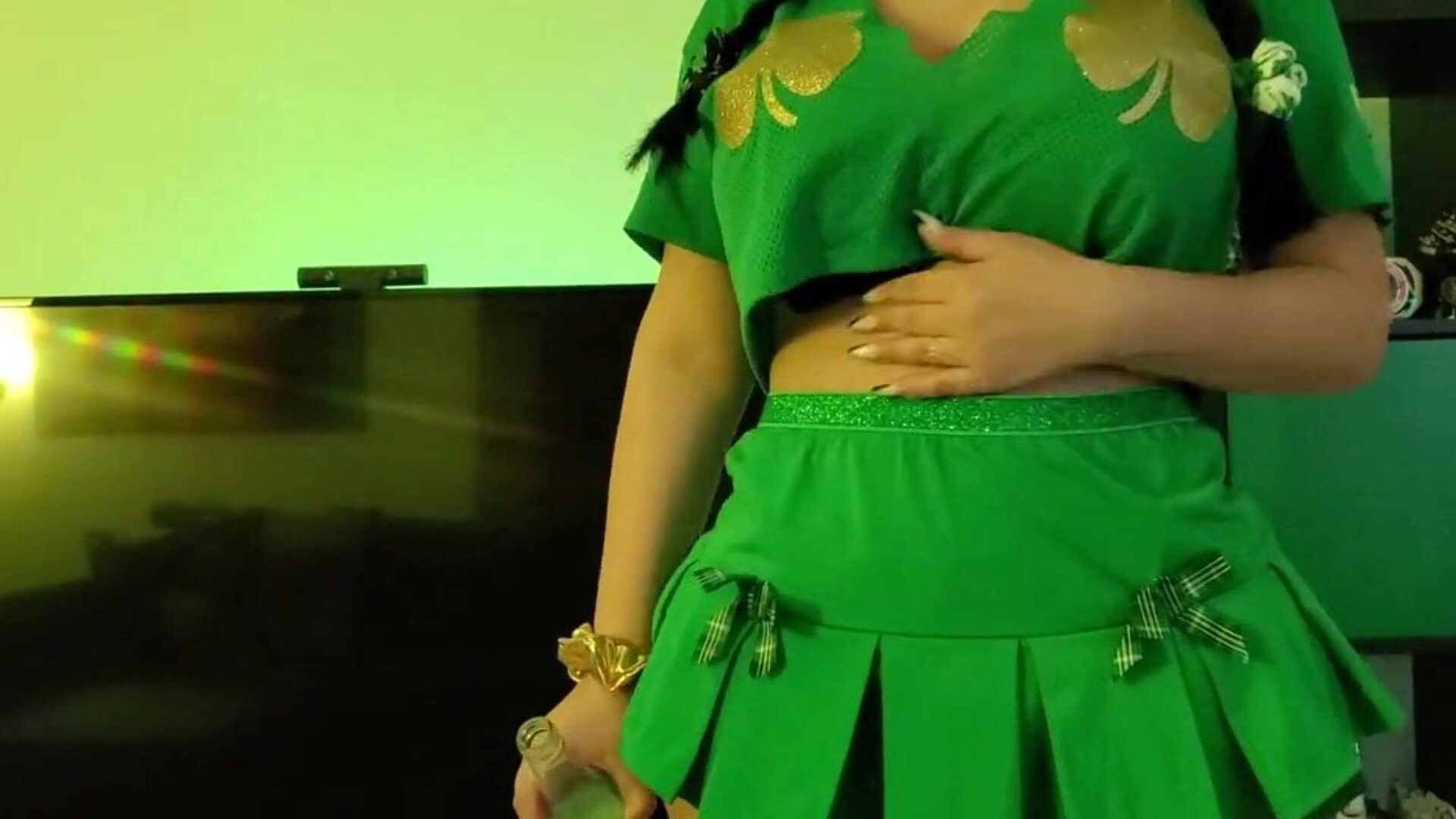 demi-soeur trompe son petit ami avec son demi-frère à la fête de la Saint-Patrick