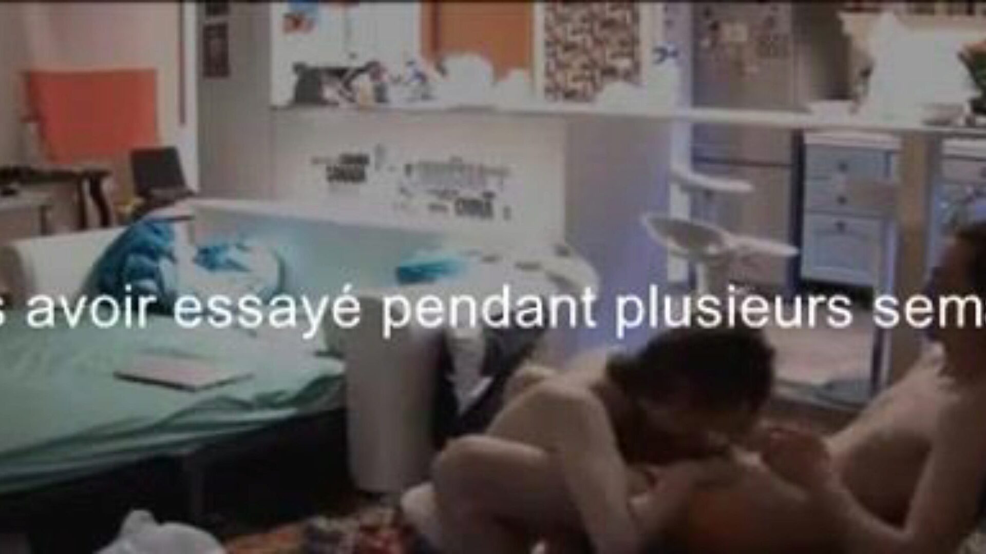Elle suce stepson mec et tant pis si sa collocatrice arrive