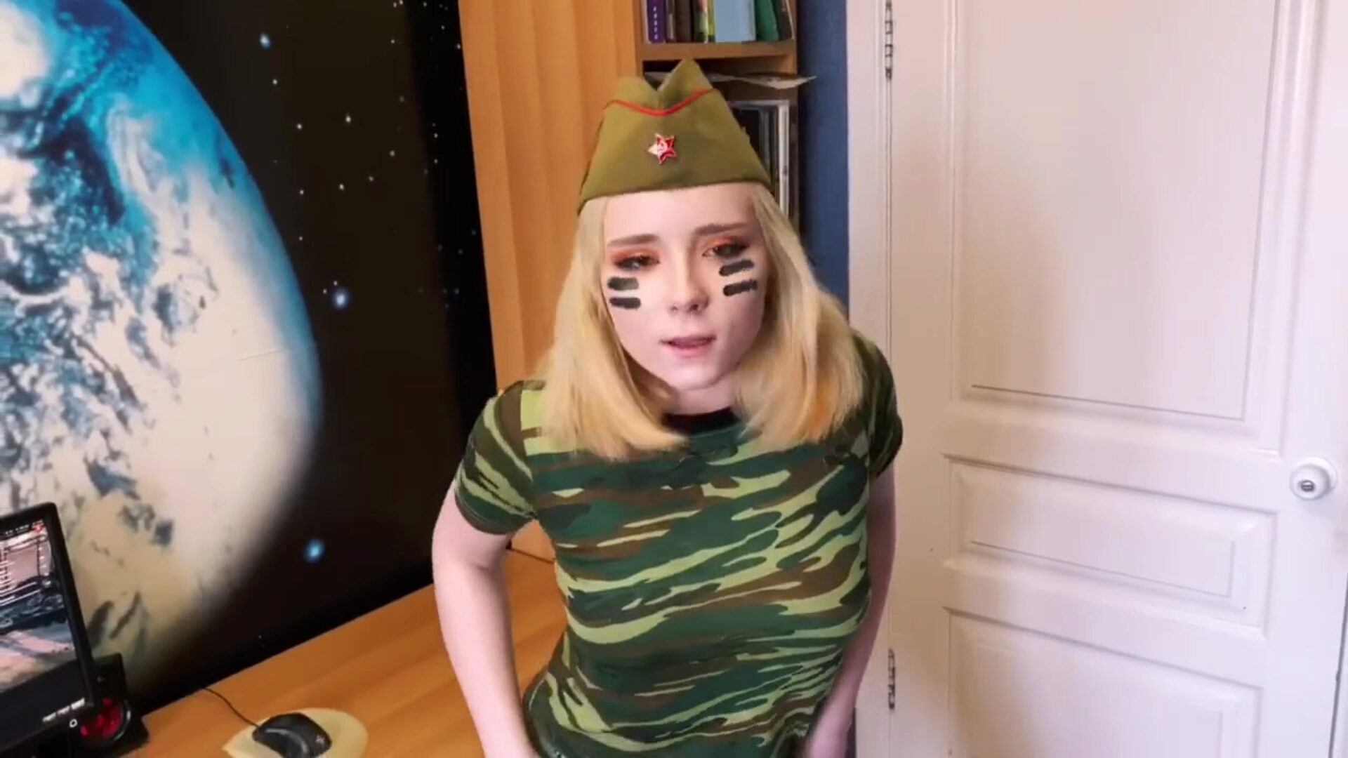 chérie renard se masturbe et suce un gode en tenue militaire - solo