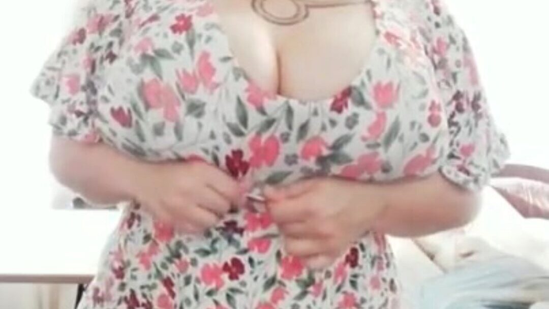Val Malloy So Gorgeous 02 She is a very appealing plumper mom !!!