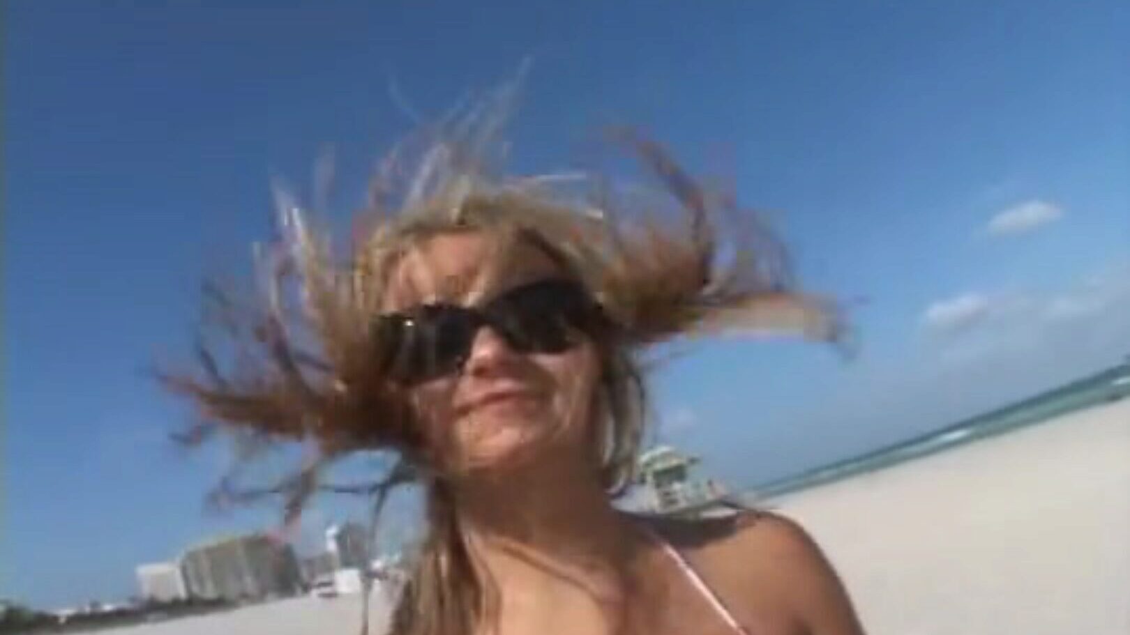 blond bikini kjærester fra stranden og to ramrods