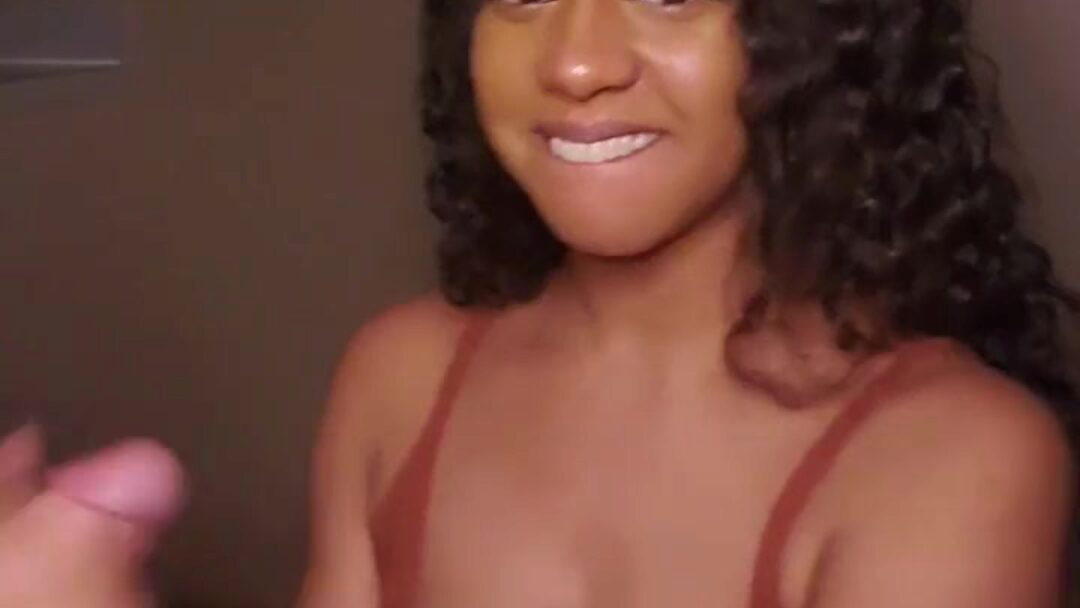 islacox, jolie teen ébène aux gros seins, creampied par une énorme bite blanche pendant qu'elle vous cocu