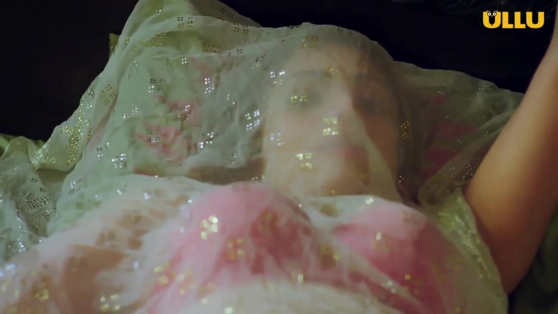l'actrice indienne naina chhabra attrapée avec son petit ami en train de faire du sexe naina chhabra et son petit ami surpris en train de faire une orgie sensuelle romantique avec un manacle soutien-gorge cramoisi rose ébène g-string glaçons provocante taquiner indien hindi donnant un baiser sadomasochisme mitaines ligotées tentent gémissements chauds gams ullu