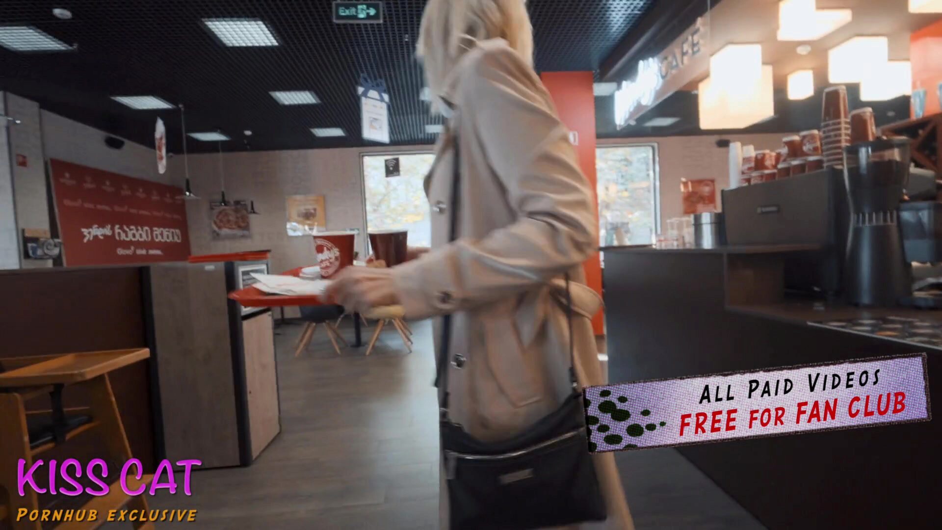 Javna javnost u Wendysu  teen usisava kurac i pije kavu s spermom