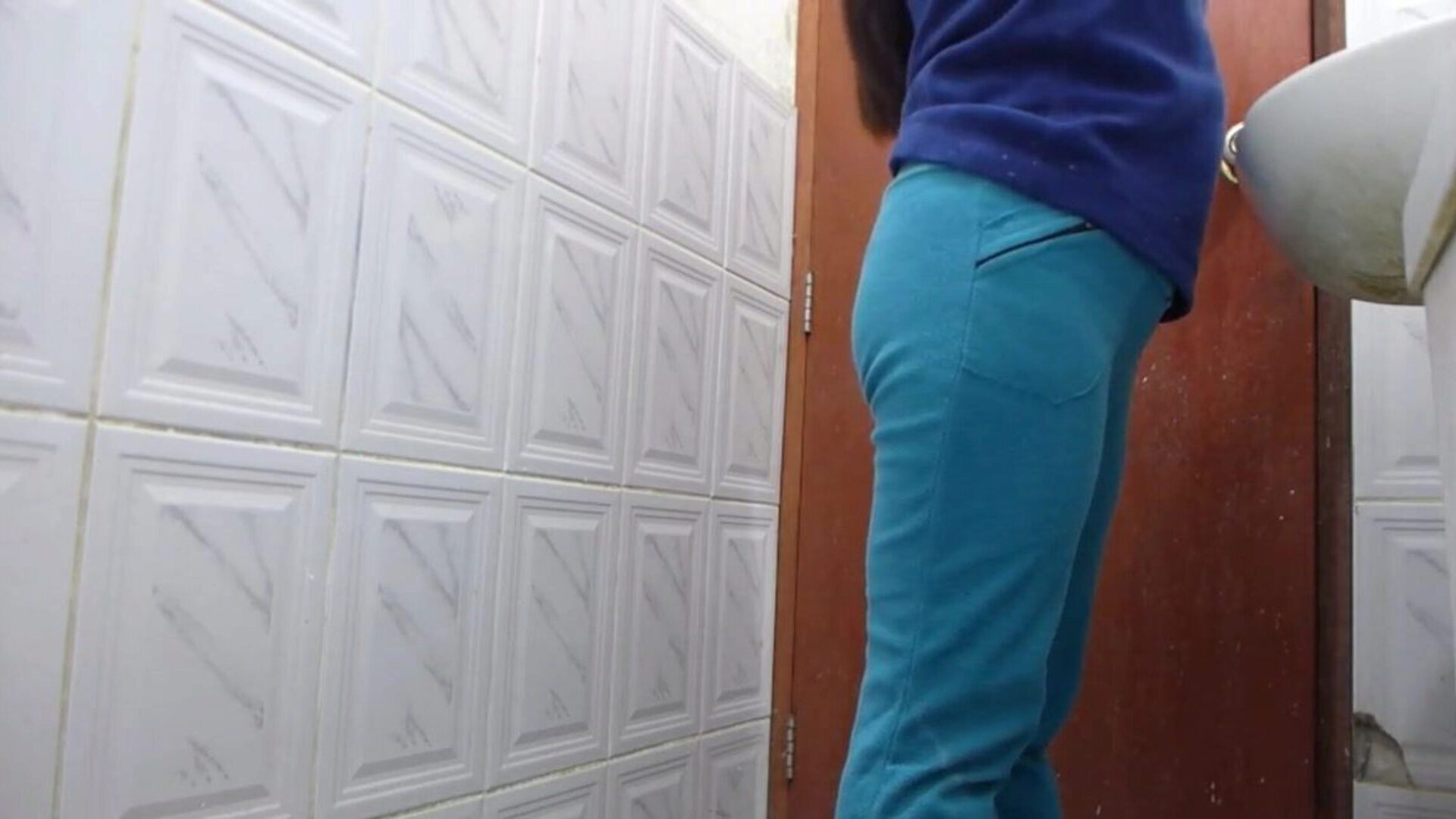 rapports sexuels anaux dans les toilettes publiques avec caméra secrète baise anale dans les toilettes publiques avec caméra cachée et sperme sur les fesses concert très sexy
