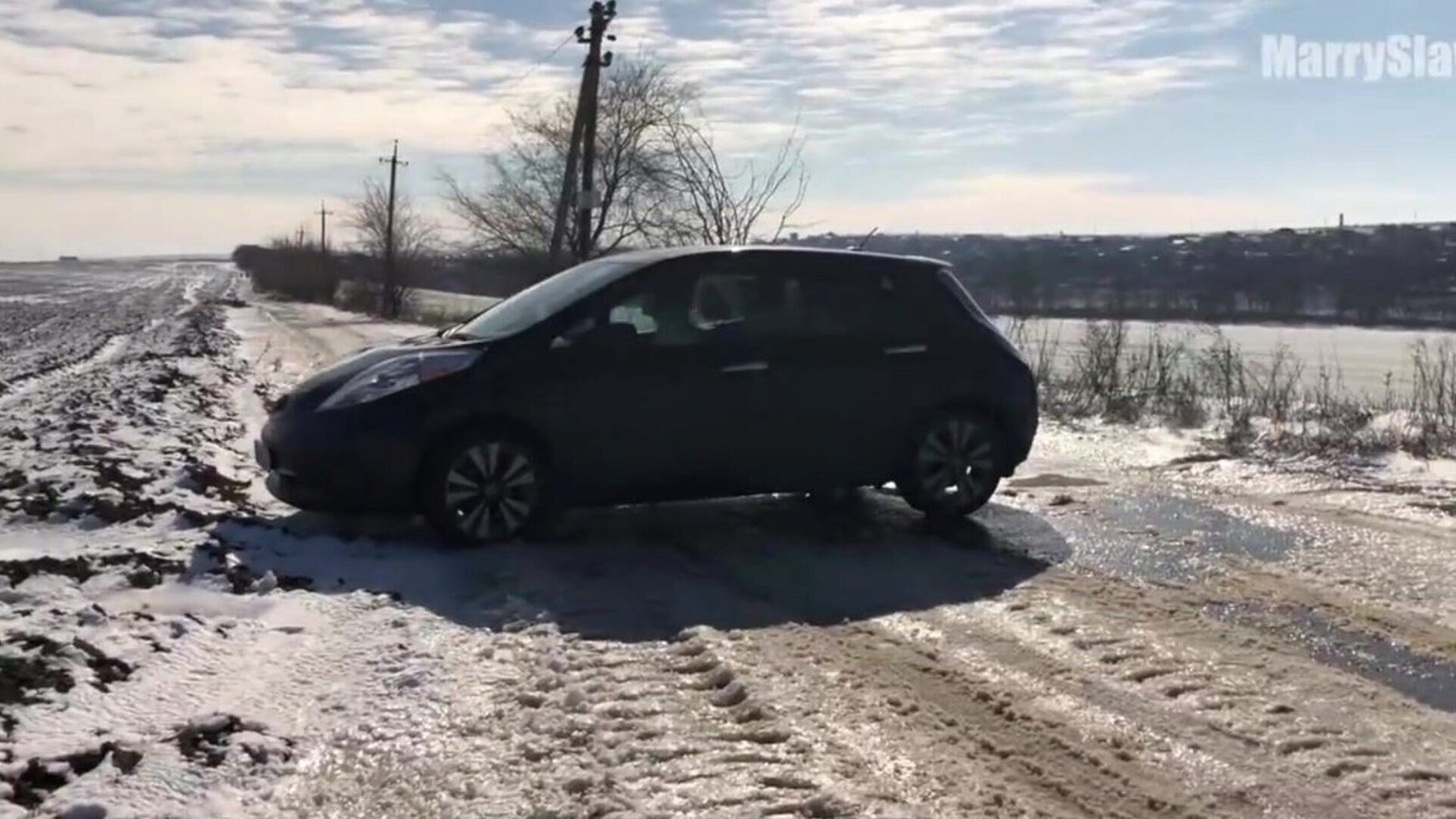 sexe en public chaud dans une voiture - au milieu du champ d'hiver