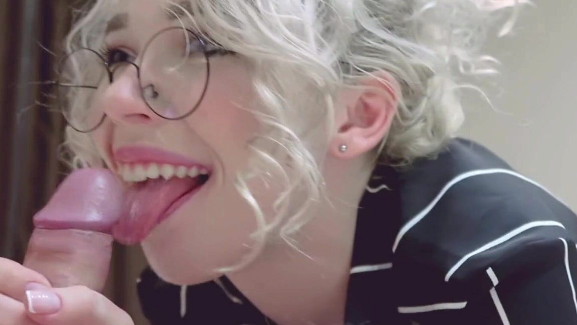 deepthroat bâclée rugueuse d'une teen blonde ringard à lunettes
