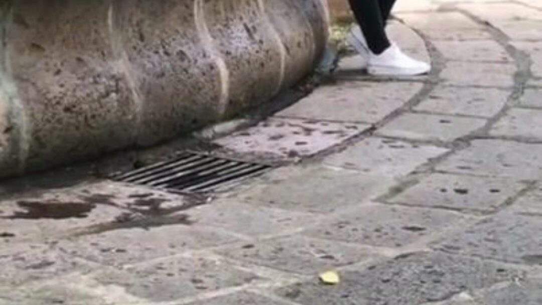 de l'argent pour le sexe, une adolescente mexicaine dans la rue attend son petit ami et je la paie! cul en public.
