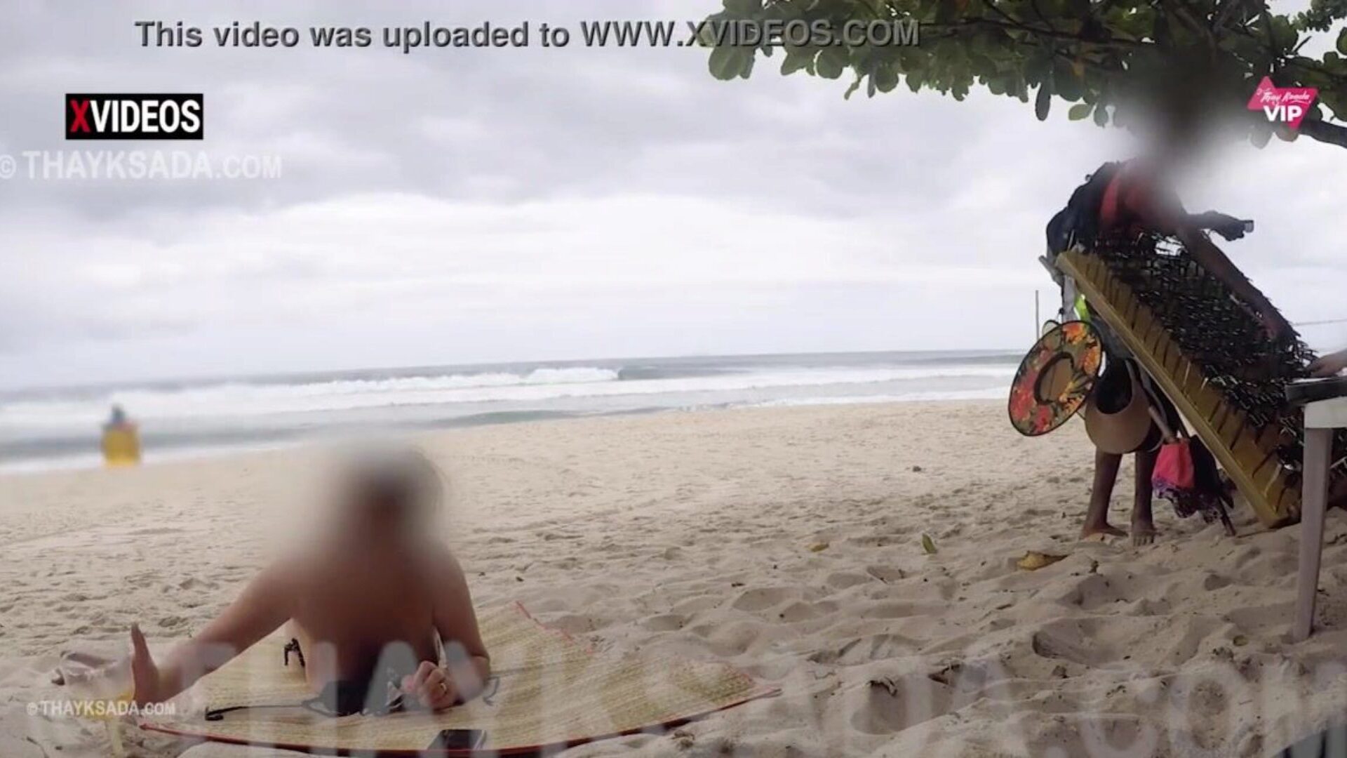 femme chaude montrant ses muffins d'amour à la vendeuse sur la plage