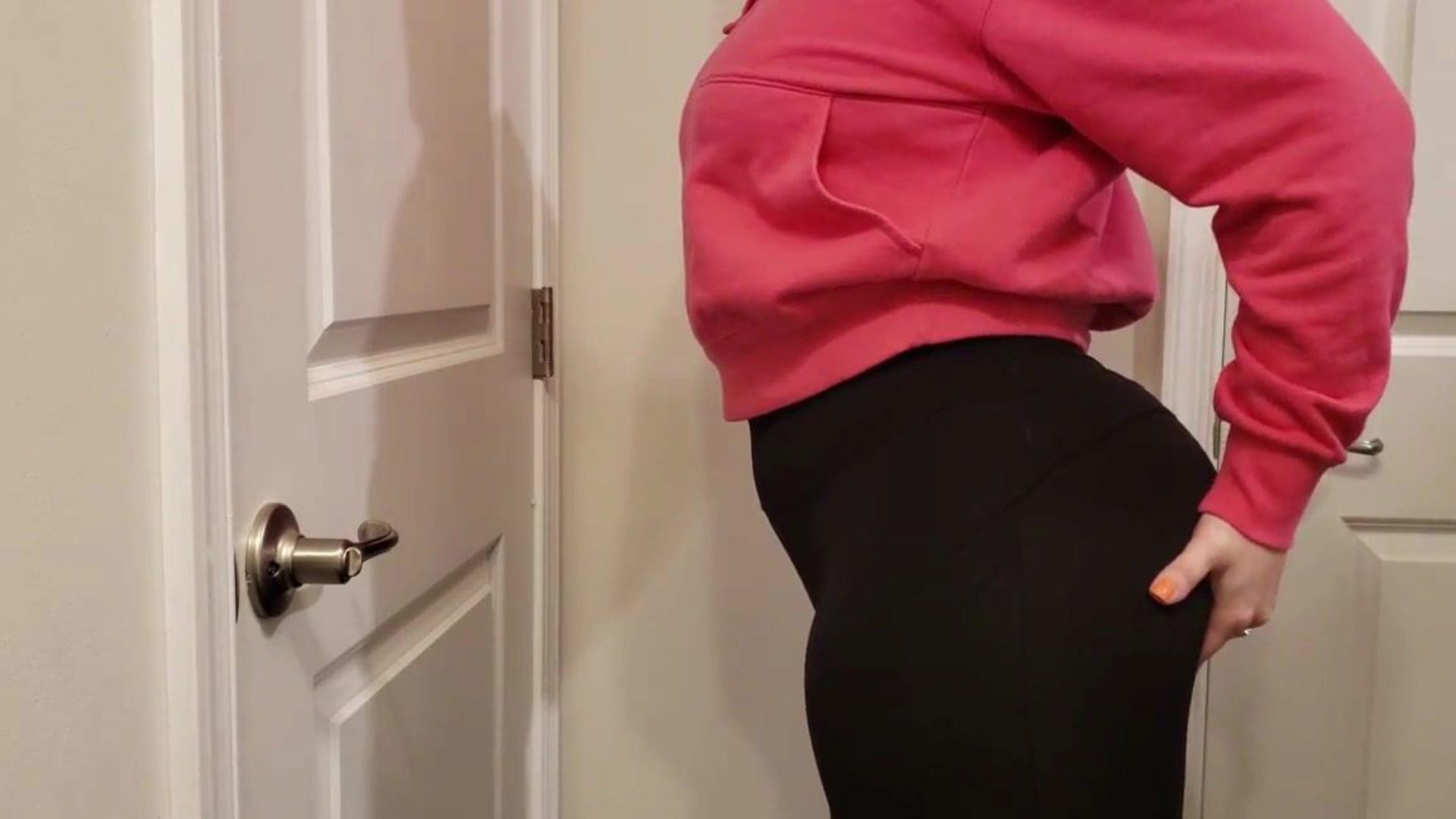 mi gran culo en pantalones de yoga y algo de lencería nueva