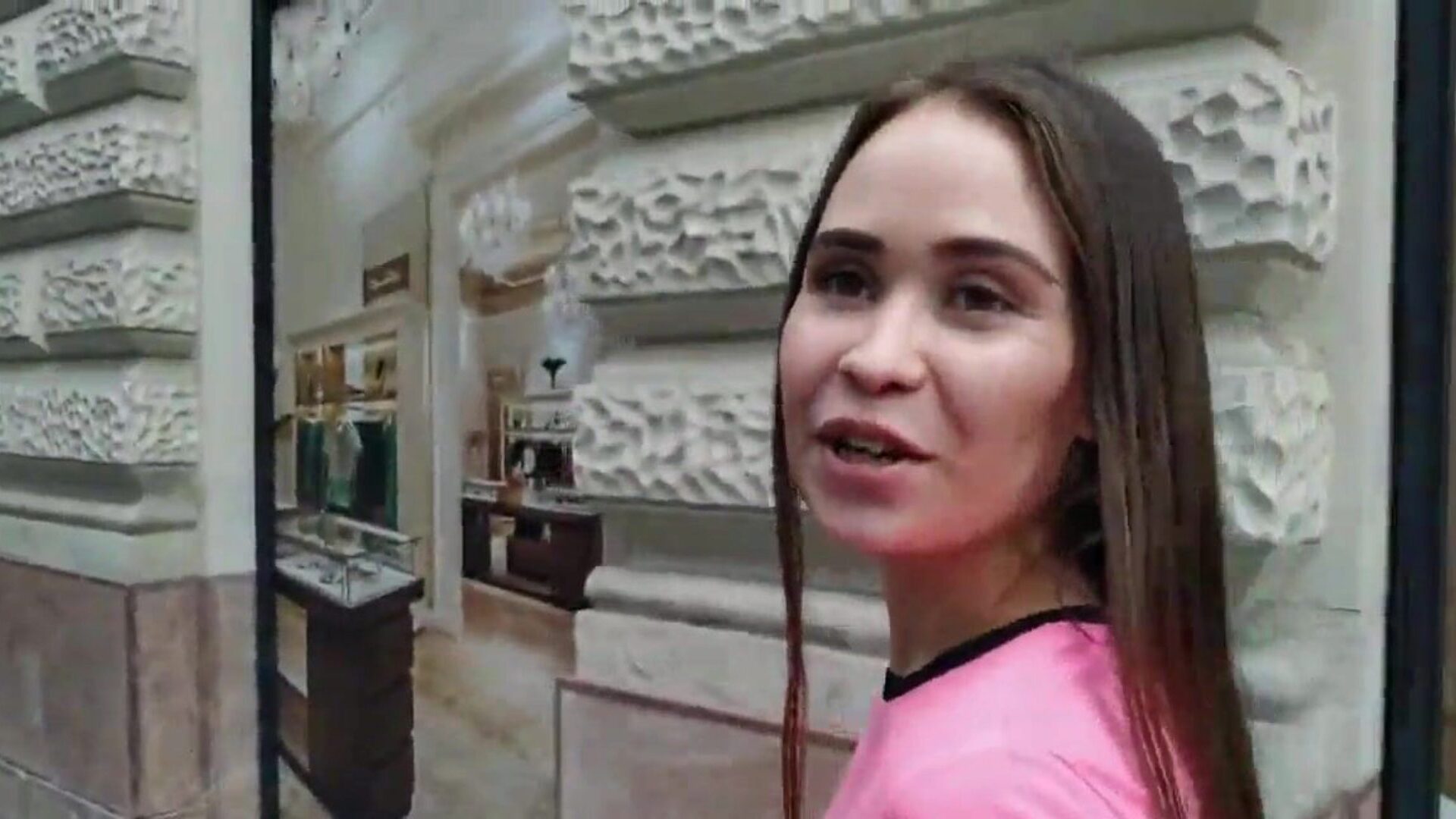 la superbe adolescente d'âge légal est tellement excitée sexuellement qu'elle est prête pour un trio sexy avec son demi-frère et son allié