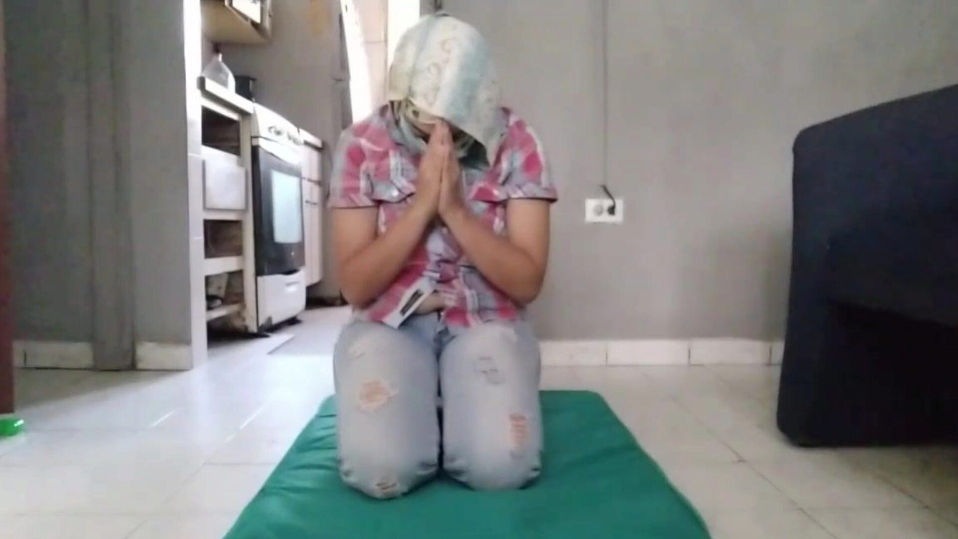 vraie maman en hijab et jeans priant puis masturbant sa chatte crémeuse éjacule jusqu'à l'orgasme
