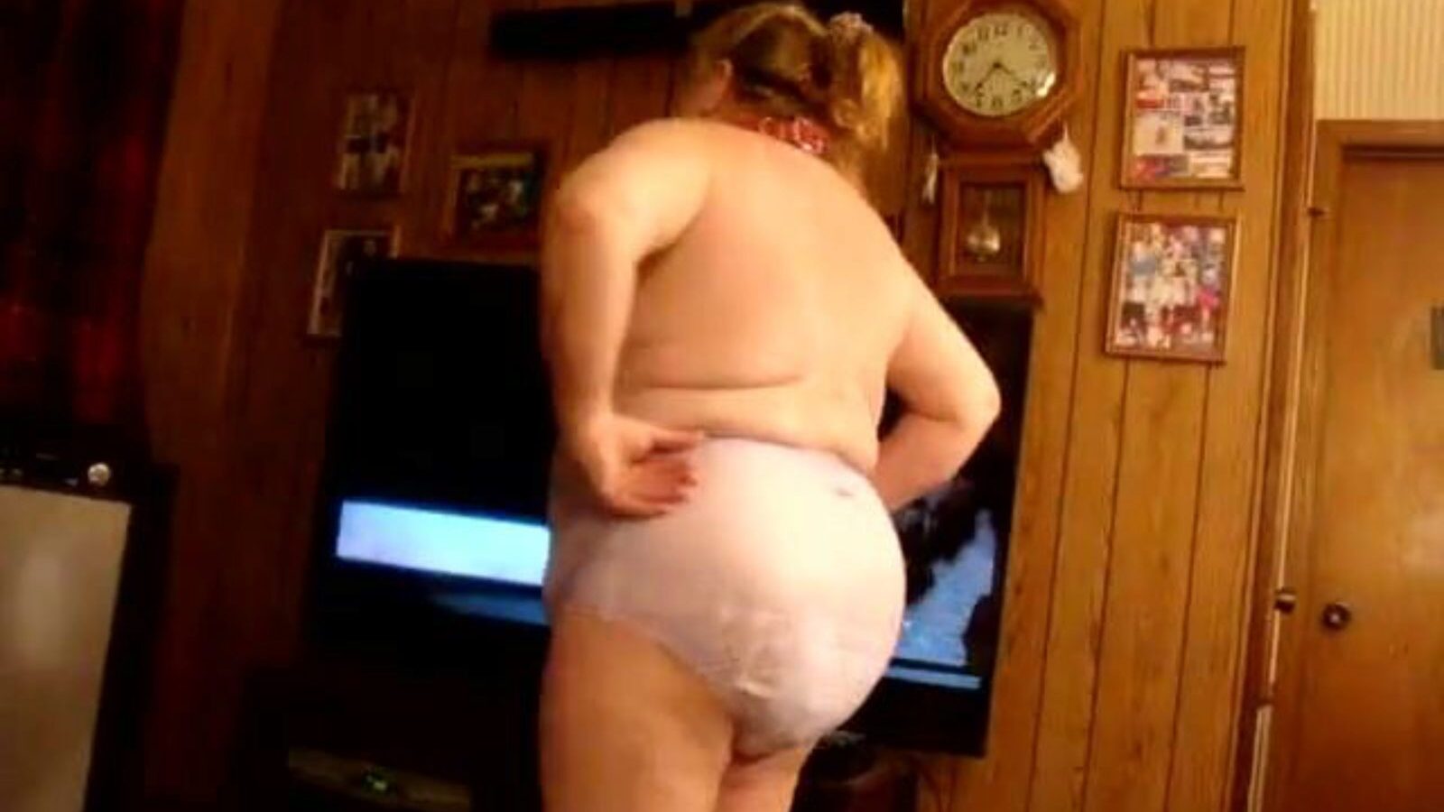 Cochon en couches Le porc humilié porte des couches pour la scène du film