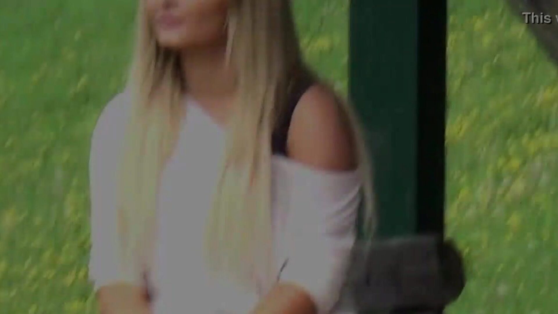 la pisse publique laisse la culotte de cette blonde trempée!