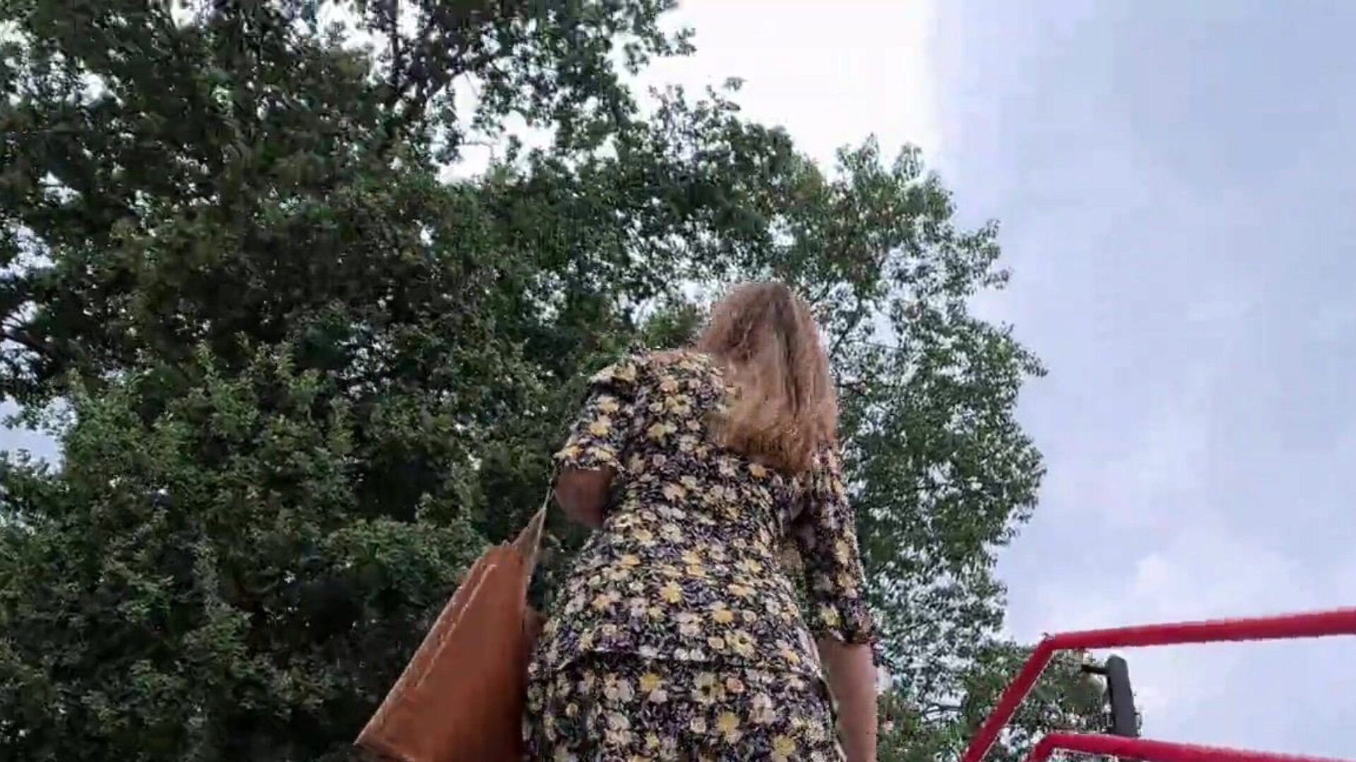 voyeur âge légal adolescent sous la jupe un trou voyeur âge légal adolescent sous la jupe wazoo