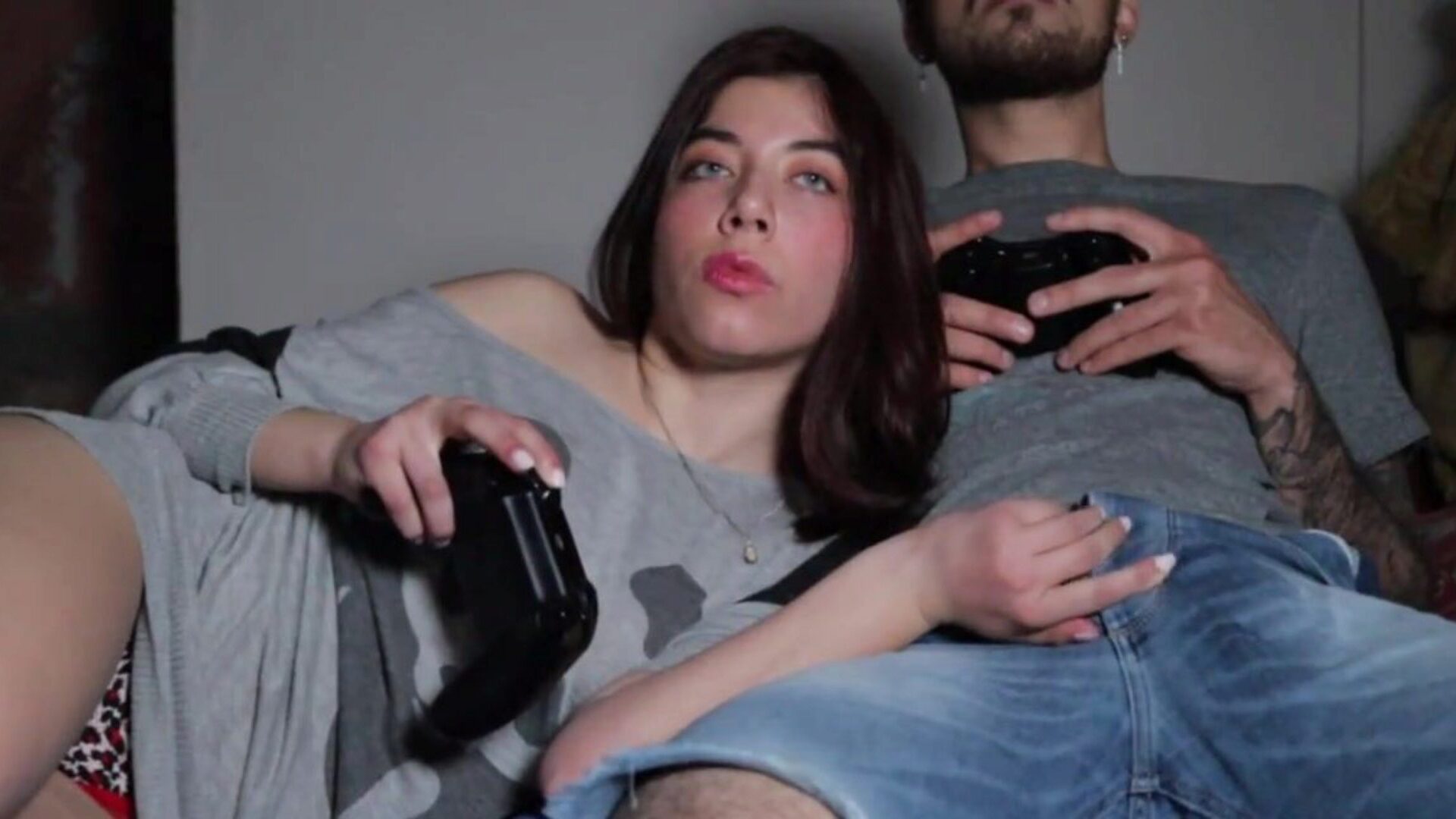 La copine de mon ami suce ma bite pour me gagner dans la fifa (anal)