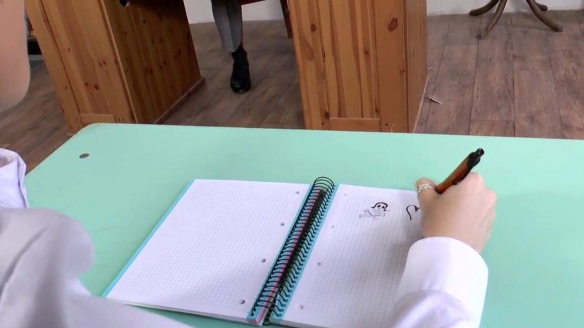 Misha Cross, une écolière surexcitée, séduit un instructeur dans une version courte de la classe de détention)