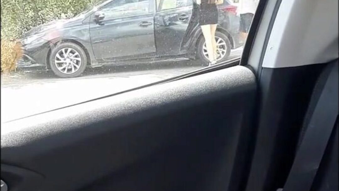 Ei cara, compartilhe sua vadia esposa comigo no carro, eu anseio por foder a boca dela - parte 1